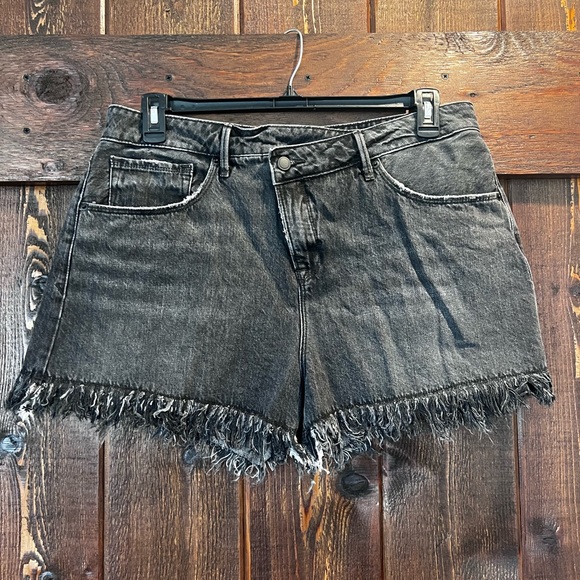 Good American 90’s black jean shorts - Picture 3 of 5